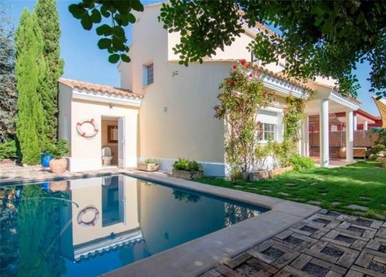 Вилла в пригороде Валенсии с современным дизайном (Лирия).