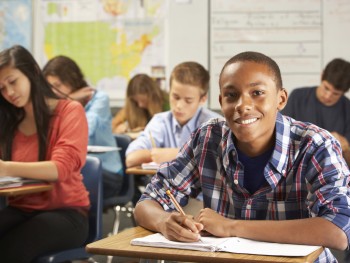 В школах Испании сокращается число учеников - иностранцев