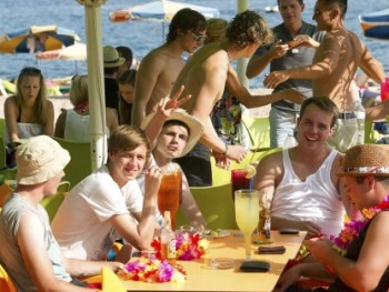 Иностранные туристы внесли в бюджет туристической отрасли Испании 8,2 миллиарда евро в мае 2023 года