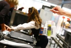 В странах ЕС вступили в силу новые правила провоза жидкости в самолетах