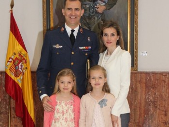 Испанские инфанты поздравили страну с Рождеством 