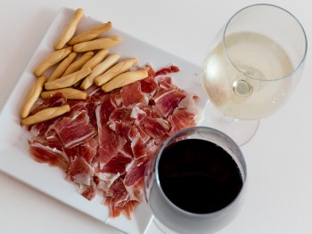 Хамон не сочетается с красным  вином 