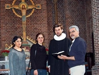 Мусульманские беженцы начинают массово принимать христианство 