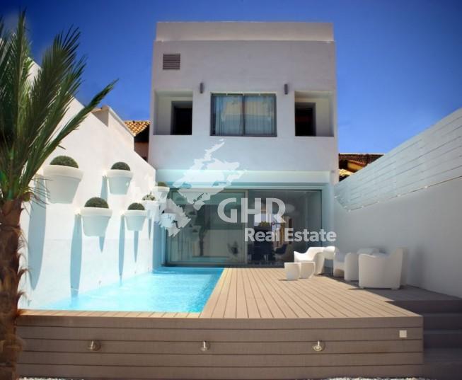 Вилла современного стиля на пляже Валенсии.