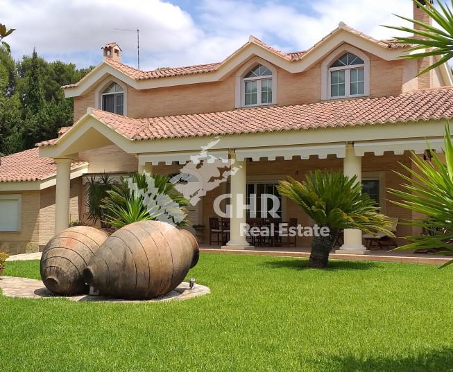 Вилла классического стиля в пригороде Валенсии (Чива).