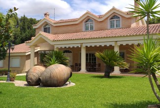 Вилла классического стиля в пригороде Валенсии (Чива).