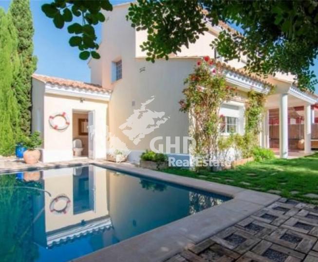 Вилла в пригороде Валенсии с современным дизайном (Лирия).