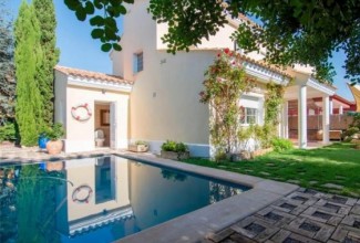 Вилла в пригороде Валенсии с современным дизайном (Лирия).